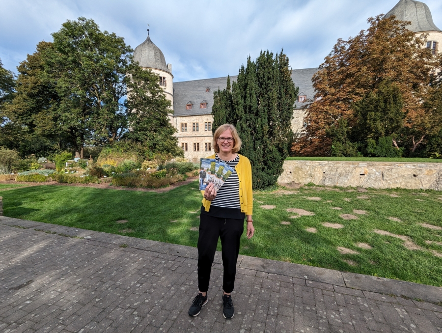 Museumsleiterin Kirsten John-Stucke präsentiert das neue Veranstaltungsprogramm Oktober bis Dezember.